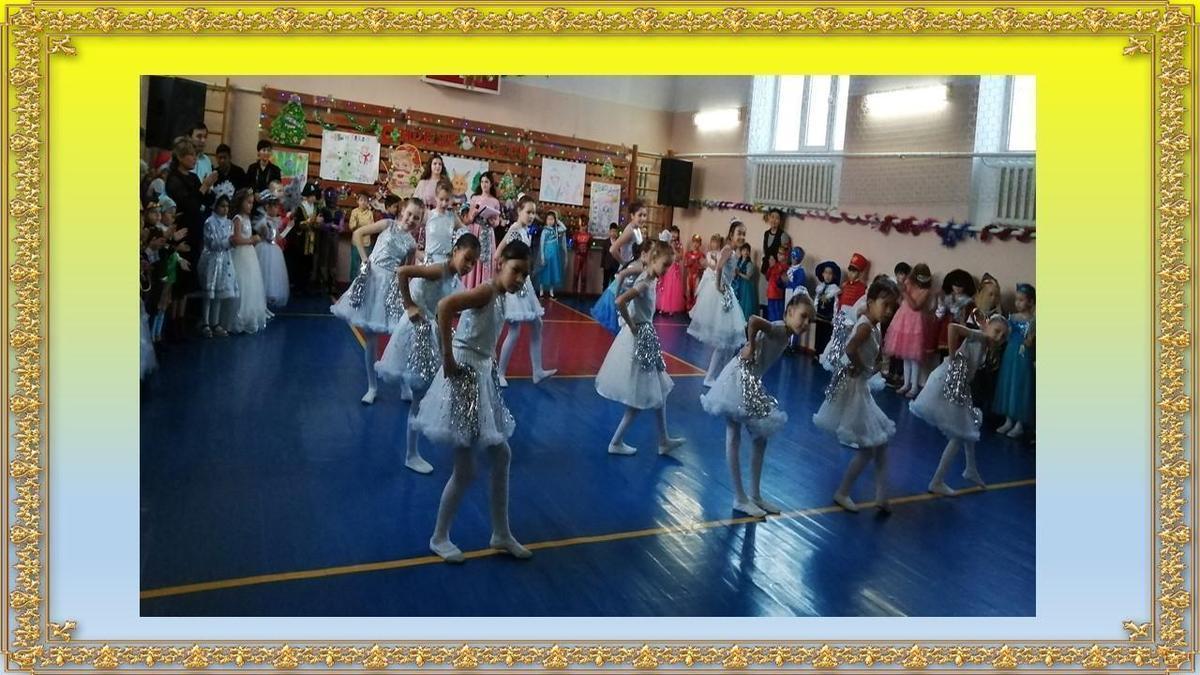 Новогоднее костюмированное выступление старшеклассников для учащихся 1,2,4 классах.