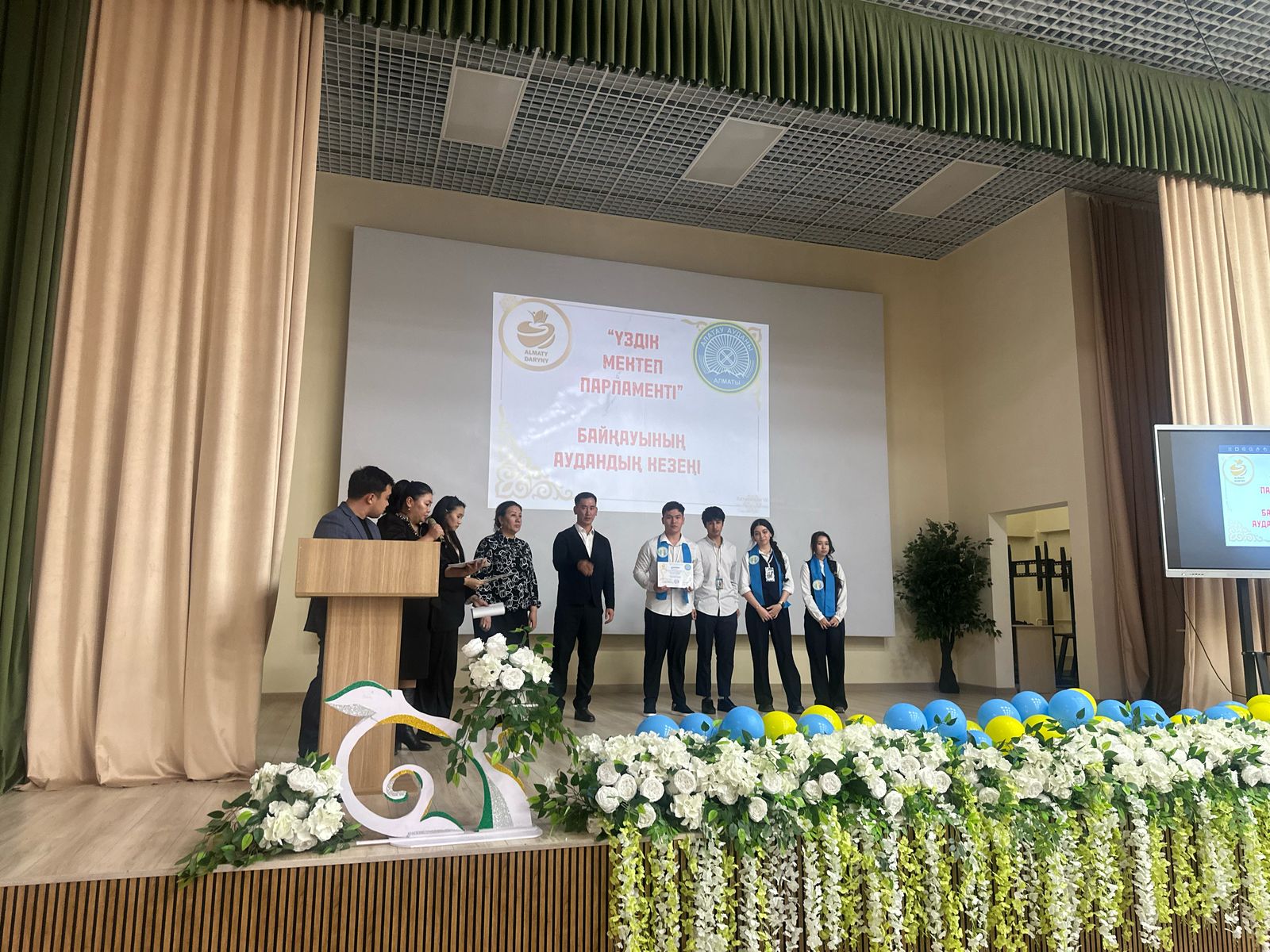 "Үздік мектеп парламенті" шығармашылық байқауының аудандық кезеңінің "Үздік әлеуметтік жоба" номинация жеңімпазы